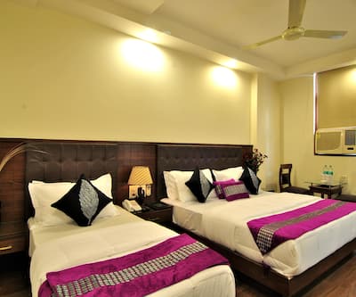 https://imgcld.yatra.com/ytimages/image/upload/t_hotel_yatra_city_desktop/v1412767975/Domestic Hotels/Hotels_New Delhi/Hotel Toronto/Family_Room_5.jpg